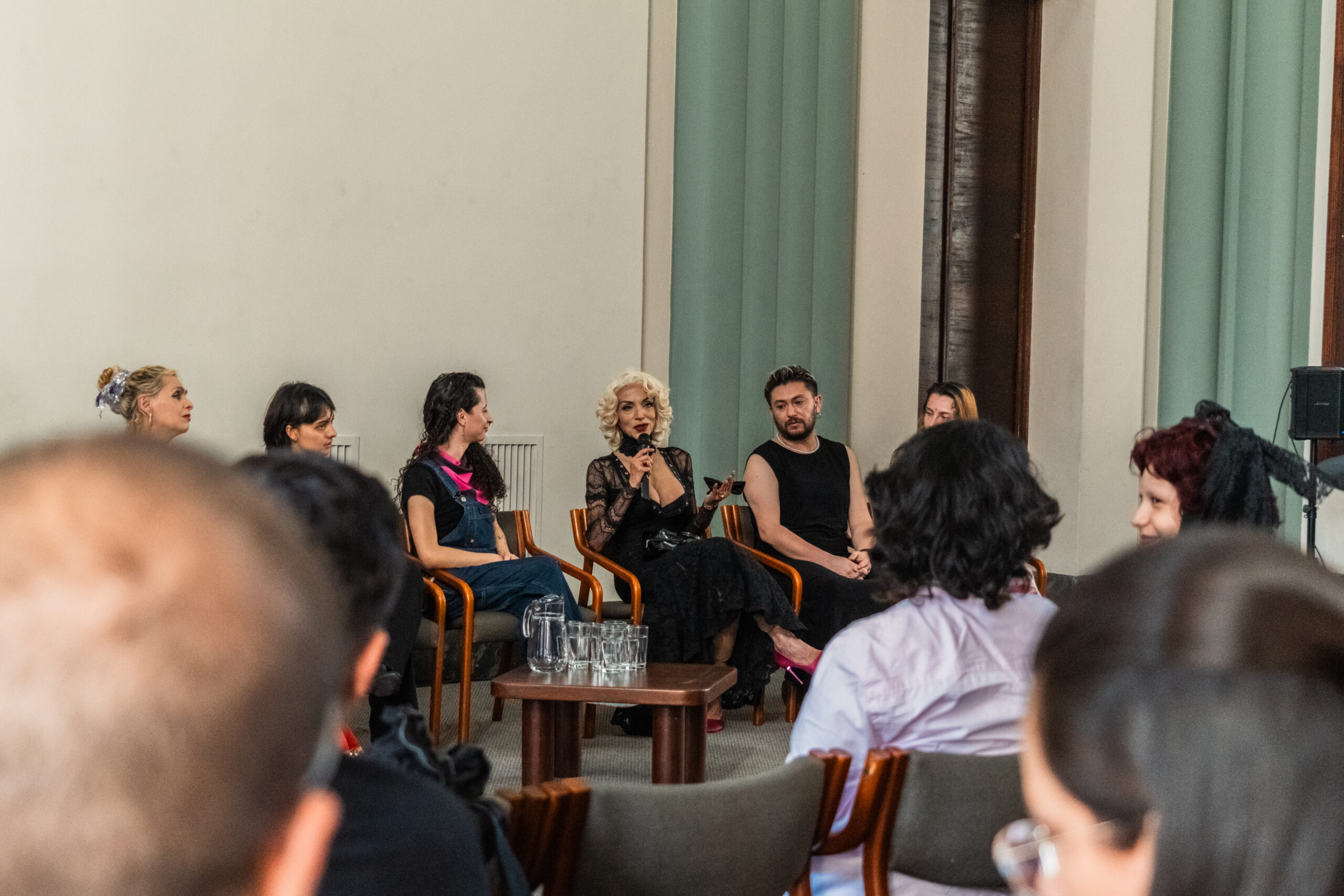 Fotografía de visitantes en la inauguración de la exposición Derivas de lo Indeleble