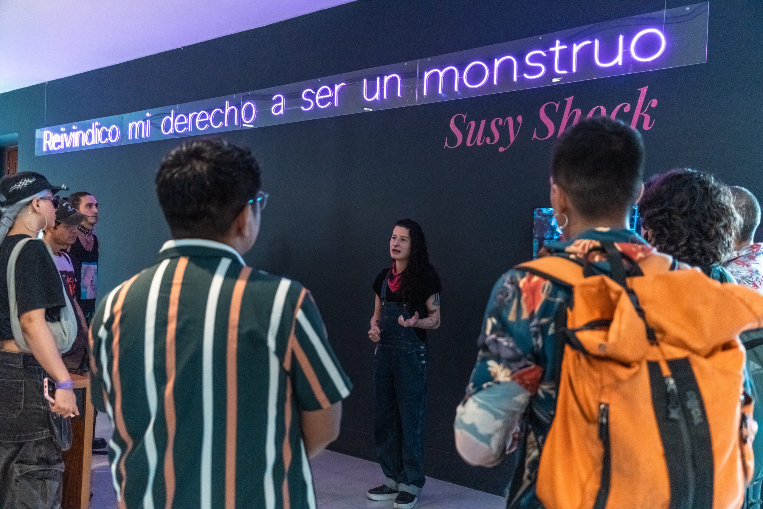 Fotografía de visitantes en la inauguración de la exposición Derivas de lo Indeleble