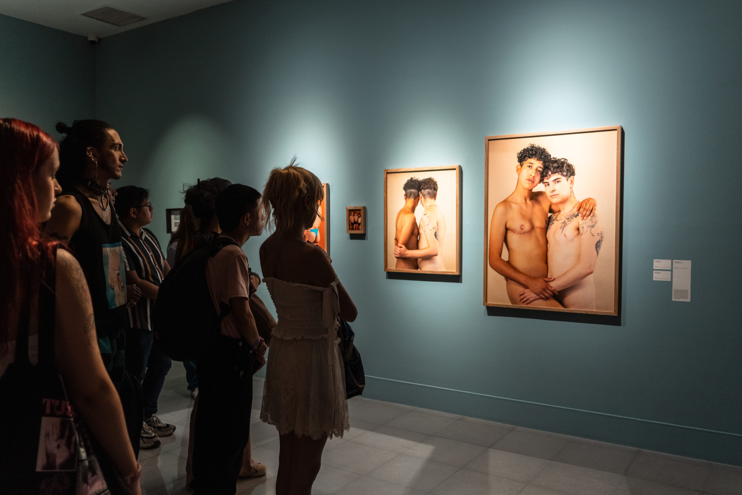 Fotografía de visitantes en la inauguración de la exposición Derivas de lo Indeleble