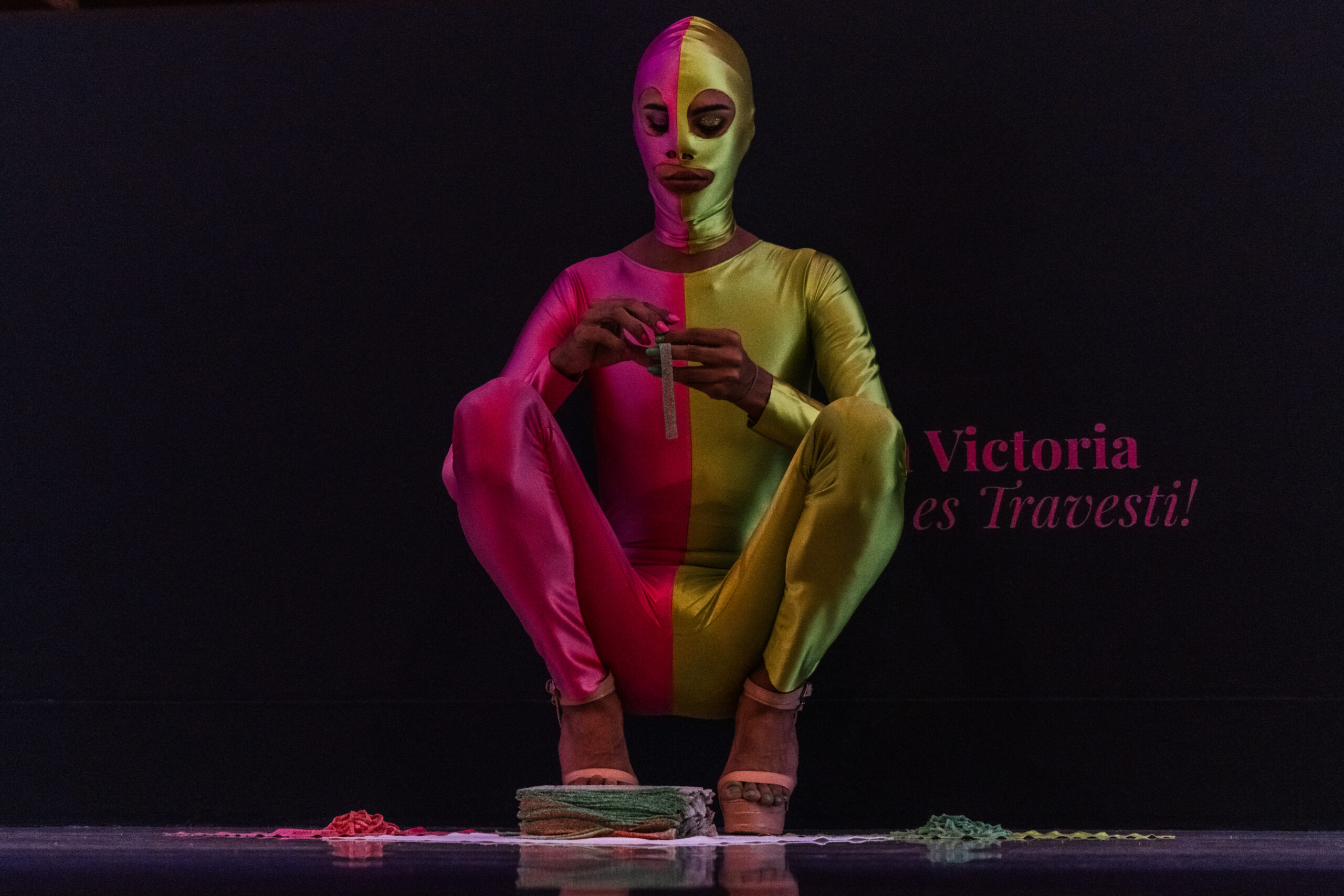 Fotografía de visitantes en la inauguración de la exposición Derivas de lo Indeleble