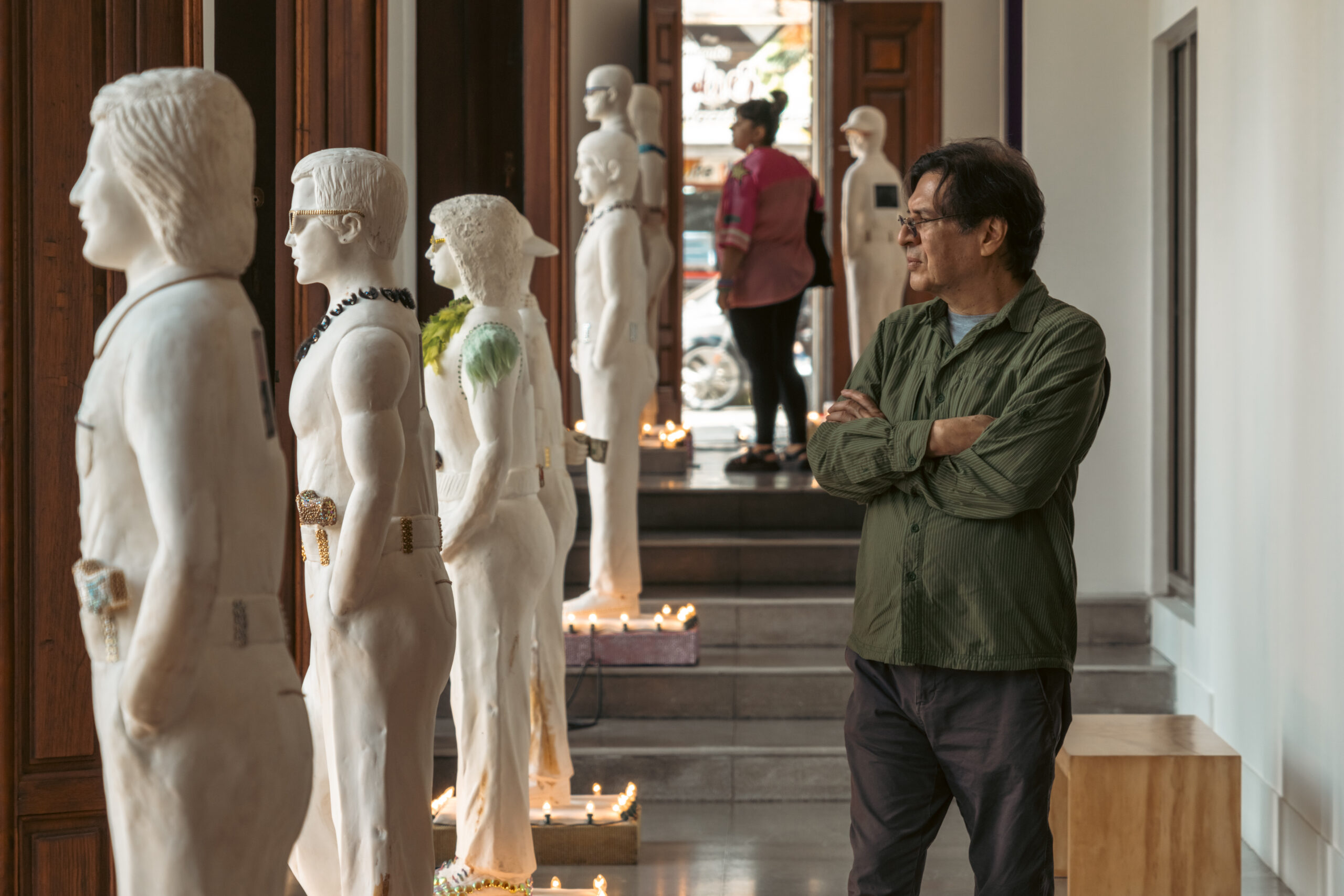 Fotografía de visitante en la exposición Variaciones del Presente