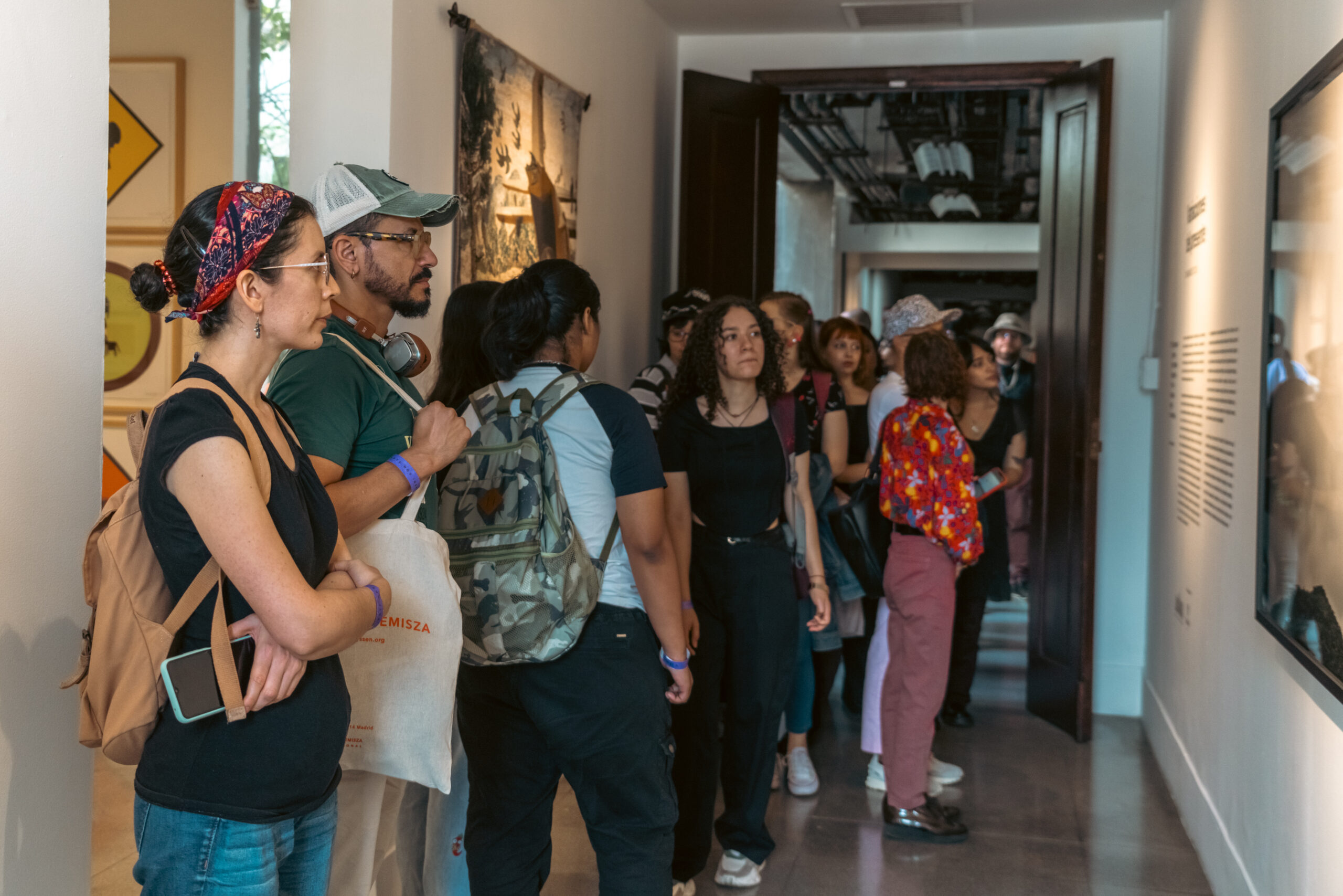 Fotografía de visitantes en la exposición Variaciones del Presente
