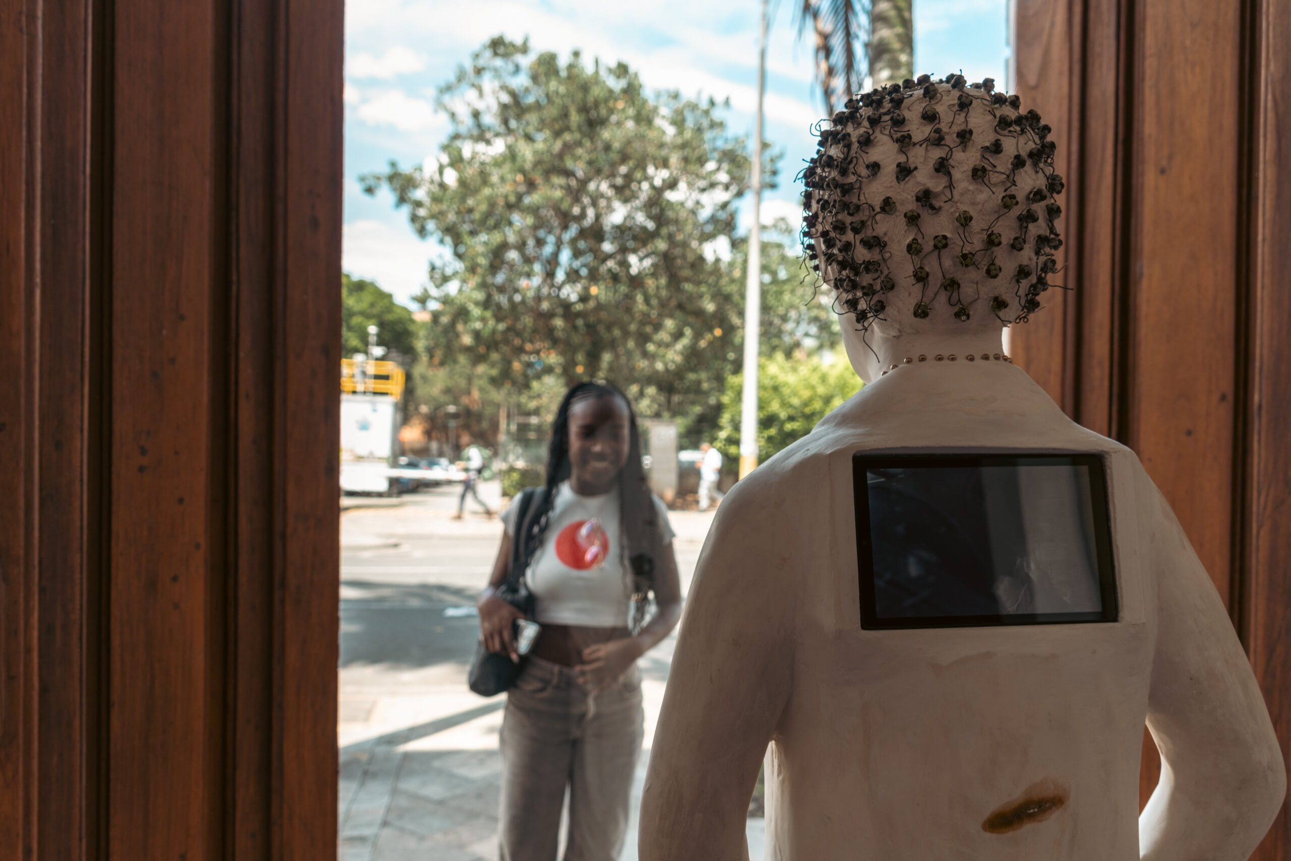 Fotografía de visitante en la exposición Variaciones del Presente