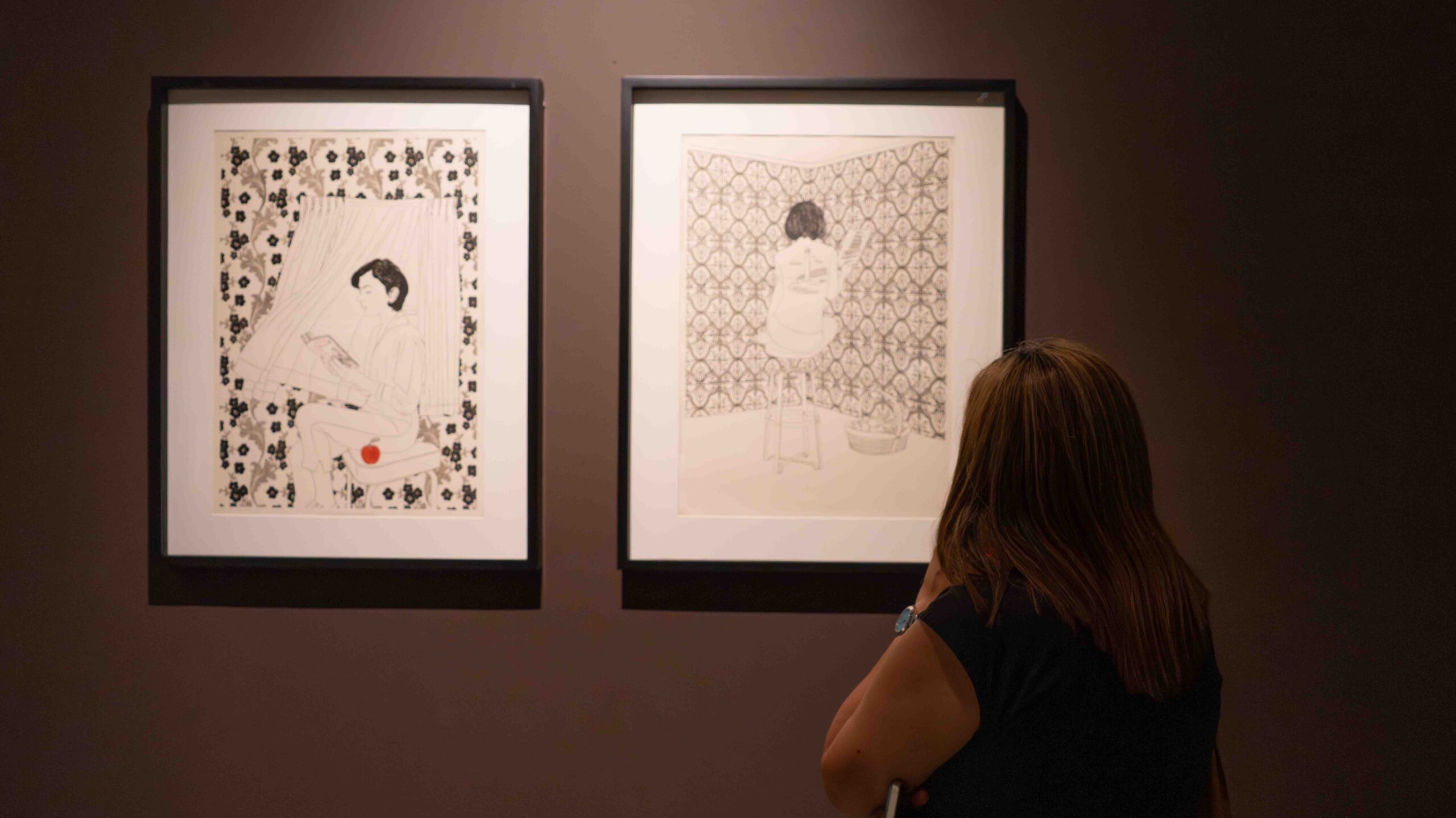 Fotografía de visitante en la exposición Dramaturgias de la existencia sobre-vivir