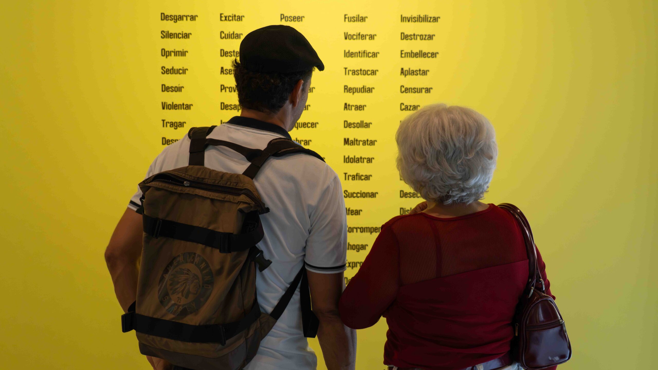 Fotografía de visitantes en la exposición Dramaturgias de la existencia sobre-vivir