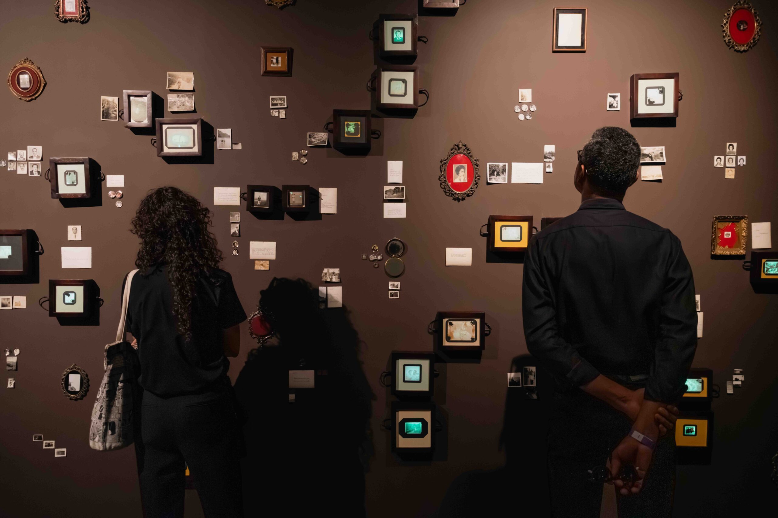 Fotografía de visitantes en la exposición Dramaturgias de la existencia sobre-vivir
